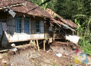 Rumah milik Ahmad Syarif salah seorang warga selaawi yang terancam longsor