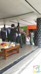 Saling Bertukan Cinderamata Bupati Garut dengan Kepala BNP2TKI dalam acara Lounching Kampung TKI (poto jmb) 