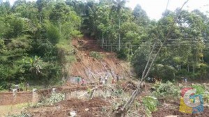 Lokasi Longsor Tebing di Banjarwangi tutup badan jalan dan Rusak Jaringan listrik PLN (poto jmb)