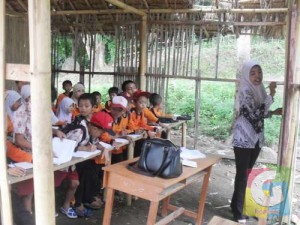 Tidak ada Ruang Kelas, pukuhan siswa SD Negeri Ciroyom 02 belajar di Gubug Reyot