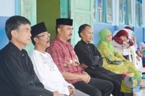 Kepala Sekolah SMP N 1 leles Beserta para Guru saat Peringatan Isra Miraj (poto Kuse)