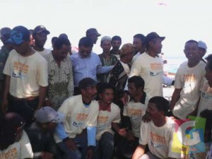 Bupati Garut bersama para nelayan Cimari disela-sela acara Hajat laut Pakidulan (poto jmb)