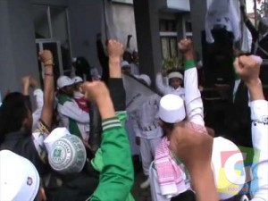 Para Anggota FPI saat menggelar aksi di Gedung DPRD Garut (poto jmb)