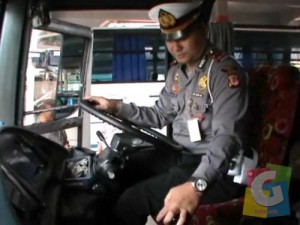 Salah seorang Petugas Satlantas Polres Garut memeriksa Kelayakan sebuah Bus di terminal Guntur Garut (poto jmb).