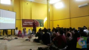 Ratusan Karyawan PT. Tama Cokelat Indonesia sedang mendengarkan smbutan Kiki Gumelar dalam Silaturahmi sambut Ramadhan 1435 H.