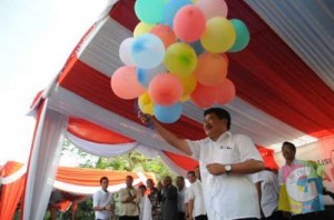 Ketua Tim Sukses Koalisi Merah Putih Kabupaten Garut Rudy Gunawan Saat melepaskan Balon Ke udara Mengakhiri acara Deklarasi (poto jmb