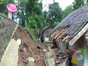 Salah satu rumah warga di kecamatan Cikoneng Kabupaten Ciamis yang tertimba longsoran tebing tembok (poto Hermanto)