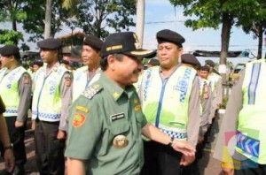 Bupati Garut Rudy Gunawan saat memeriksa kesiapan Pasukan Pengamanan Lebaran dalam Apel Gelar Pasukan Ketupat Lodaya Polres Garut, Senin (21/7/2014).