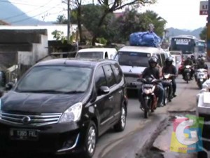 Kepadatan Arus Kendaraan diruas jalur Kadungora -Leles Kamis (24/7/2014)