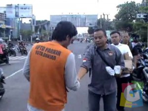 Para Kader Gema Keadilan Kota Banjar, Saat membagi-bagikan Takjil Geratis (poto Hermanto)