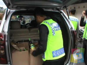 Petugas Polresta Banjar Mengamankan ratusan botol Miras dalam Razia jelang malam Takbiran (poto Hermanto)