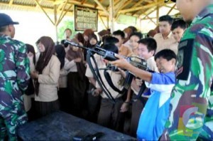 Ratusan Siswa SMP Assidiqiyah saat mendapatkan pengenalan jenis-jenis senjata di Yonif 303 Raider Cibuluh Garut, Sabtu (16/8/2014). poto jmb