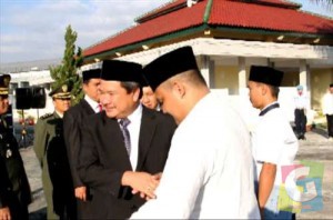 Bupati Garut Rudy Gunawan saat menyerahkan remisi Kepada para napi lapas Garut, Minggu (17/8/2014) poto jmb