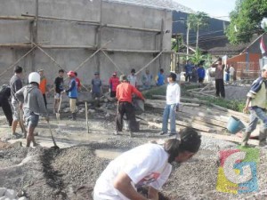 Warga Kampung Salam Nunggal Leles Bergotong Royong Melakukan Pengecoran Pada Pembangunan Mesjid Nurul Islam Selasa (5/8/2014) poto Kus Kus Markuseu