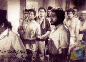 Sebuah adegan film perjuangan “Anak-Anak Revolusi” (1964) karya (alm) H Usmar Ismail. Tampak aktor (alm) Wahab Abdi, (alm) Arman Effendy, (alm) Soekarno M Noor, dan Rachmat Hidayat (bertelanjang dada). Dari film ini, Usmar Ismail mengganti nama Asep Effendy menjadi Arman Effendy. (Dokumentasi Yoyo Dasriyo).