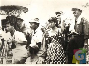 Sutradara film legendaris (alm) H Usmar Ismail (kanan), di lokasi syuting film produksi “Perfini”. Usmar menempatkan sebagian lokasi syuting film “Toha Pahlawan Bandung Selatan” di Stasiun KA Garut (1962). (Foto: Istimewa) 