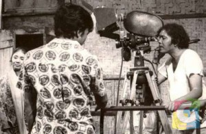 Sutradara jempolan film komedi situasi, (alm) Nyak Abbas Akup (kanan) tengah mengintip di balik kamera film, dalam kesibukan syuting film komedi seks “Inem Pelayan Sexy” (1977). Tampak sang “Inem” Doris Callebaut  (kiri). (Istimewa)  
