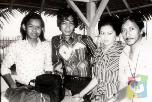 Kenangan perjumpaan Yoyo Dasriyo, Deddy Mizwar dan Suzanna Cecillia, di lokasi syuting film “Hamil Muda” garapan (alm) SA Karim (1977), di kawasan Parung. Film ini tercatat sebagai film ketiga, dalam karier Deddy Mizwar, yang kini berkapasitas Wakil Gubernur Jawa Barat. (Foto Dokumentasi Yoyo Dasriyo) 