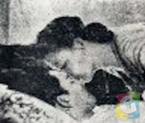 Potret sejarah awal adegan kemesraan Grace dan (alm) S Bono dalam film “Frieda” (1950) karya dr Huyung. Film dari novel “Antara Bumi Dan Langit” Itu nyaris luput dari percaturan dan kepeloporan adegan ciuman.   (Istimewa) 