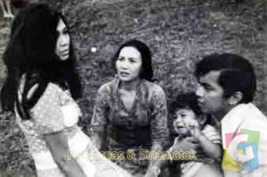 Sebuah adegan Rima Melati bersama (alm) Sofia WD, dan (alm) Rachmat Kartolo dalam ending lakon film “Noda Tak Berampun” (1970). Film karya (alm) Turino Junaedi ini merupakan lanjutan kisah film “Bernapas Dalam Lumpur”.  (Foto: Istimewa) 