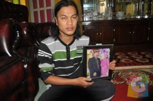 Bengbeng (27) salah seorang anak Almarhum Endang Bobi Sopir Karunia Bhakti yang meninggal dalam kecelakaan lalu lintas di Tol Jagorawi (19/9/2014) poto jmb