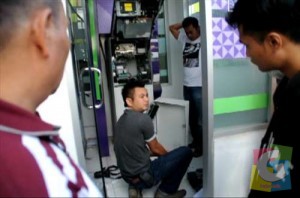 Petugas saat melakukan Identifikasi Mesin ATM yang diduga dibobo pelaku, Kamis (25/9/2014) foto jmb