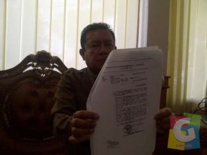 Kepala Kejaksaan Negeri Garut Agus Suratno saat menunjukan surat edaran dari Kejagung, terkait rencana aksi mogok para Jaksa. 
