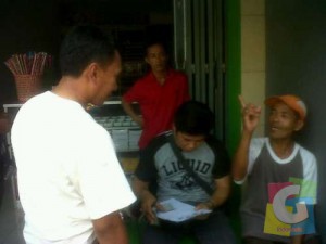 Panit Reskrim Polsek Banjar Ipda Nur Rozi (berbaju kaos putih) sedang meminta keterangan dari saksi dalam kasus pencurian speda motor, Jumat (5/9/2024) poto Hermanto