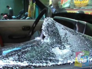 Kaca pintu depan mobil milik korban pencurian dengan modsu pecah kaca di Kota Banjar, Kamis (4/9/2014) poto Hermanto