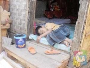 Rido (7) bocah penderita Mirip epilepsi hanya bisa terbaring lemas dirumah orang tuanya yang terbuat dari bilik bambu.Foto Kus Kus Markuseu 