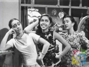 Sebuah adegan film legendaris “Tiga Dara” (1956) karya (alm) Usmar Ismail. Sukses film ini yang melejitkan  reputasi (alm) Chitra Dewi. Dari kiri; Indriaty Iskak, Mieke Widjaya  dan Chitra Dewi. (Foto: Istimewa) 