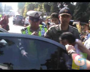 Tersangka Pelaku pencopetan calon jemaah haji saat diamankan Petugas kedalam mobil Polisi. Selasa (2/9/2014). poto jmb. 