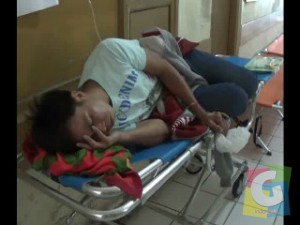 Salah seorang napi korban keracunan saat mendapatkan perawatan medis di Puskesmas Tarogong Garut, Sabtu (20/9/2014). Foto jmb