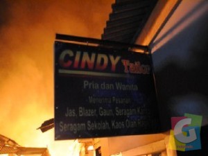 Ratusan Kios di Pasar Andir Kecamatan Bayongbong Ludes terbakar, Rabu (17/9/2014) malam, Foto jmb