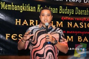 H Dede Yusuf semasa berkapasitas Wagub Jabar, saat tampil memberi kuiz menarik tentang perfilman nasional di Bioskop “Regent” Bandung. (Foto Ridwan Martha) 