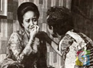 Aktris film legendaris, (alm) Chitra Dewi dan El- Manik dalam sebuah adegan film. Chitra Dewi tercatat sebagai wanita suradara film ketiga di Indonesia, setelah (alm) Sofia WD. Film keryanya berjundul “Penunggang Kuda Dari Cimande”, “Dara-Dara” dan “Bercinta Dalam Gelap” (1971) (Istimewa)  