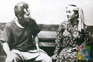 Dua bintang film nasional legendaris, (alm) Bambang Hermanto dan (alm) Nurnaningsih, dalam adegan film “Harimau Tjampa” (1953) karya (alm) D Djayakusumah. Film ini menerbitkan sebutan Nurnaningsih sebagai artis pelopor adegan bugil…  (Istimewa) 