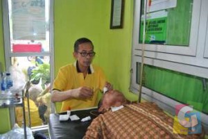 Salah seorang pasien sedang mendapatkan tinakan medis dalam operasi Katarak gratis Dinkes Kota Banjar, Kamis (16/10/2014) foto Hermanto