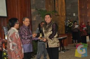 Kiki Gumelar, PT. Tama Cokelat Indonesia (Chocodot) mewakili Garut saat menerima Penghargaan Upakarti yang diserahkan Menperin di Jakarta, Rabu (15/10/2014) foto jmb
