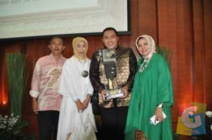 Kiki Gumelar bersama Kedua orang tuanya masing-masing Hj. Nina Herlina, H. Tatang Kurnia berfoto bersama Hj. Diah Rudy Gunawan usai menerima Penghargaan Upakarti, Jakarta, Rabu (15/10/2014). Foto jmb