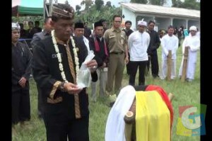 Kepala Dinas Pariwisata dan Budaya Kabupaten Garut, Mlenik Maumeriadi saat menghadiri ritual Kawin cai, Rabu (29/10/2014). foto Niken