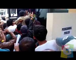 Massa mengerubuti mobil tahanan Kejaksaan Negeri garut hendak menghakimi Terdakwa Kasus pembunuhan Sopir Angkot, Rabu (1/10/2014).foto jmb
