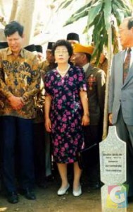 POTRET kenangan Eddy Jawan, anak tunggal Komarudin alias Yang Chil Sung, saat bersama keluarganya dari Korea, menghadiri acara  pergantian batu nisan almarhum ayahnya di TMP “Tenjolaya” Garut, 19 Agustus 1995.  (Foto Yoyo Dasriyo) 