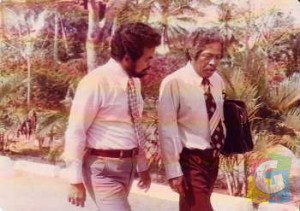 Keterangan Foto : Kenangan dua aktor film kenamaan, (alm) Arman Effendy dan (alm) Soekarno M Noor, dalam adegan film “Kemelut Hidup”. Di awal sistem nominasi, film karya (alm) Drs H Asrul Sani itu menjayakan Soekarno M Noor sebagai Aktor Terbaik FFI 1979 Palembang.  (Dokumentasi Yodaz) 
