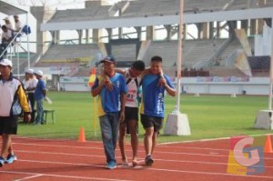 Asep Setiawan Atlit Atletik 10.000 Meter diapaph saat meningggalkan arena karena cidera dikaki kiki, Foto Istiwewa 