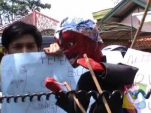 Salah seorang Mahasiswa Pendemo memainkan Wayang Cepot dalam aksi menolak Kenaikan BBM di Garut, Jumat (21/11/2014). foto Fiat