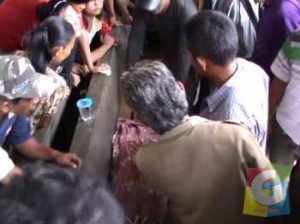 Warga mengerubuti, Mayat perempuan yang tiba-tiba terjatuh dan tewas diruang tunggu terminal Guntur Garut, Rabu (19/11/2014) foto jmb