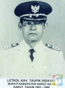 Keterangan foto: Potret kenangan (alm) H Taufik Hidayat semasa menjabat Bupati Garut. (Foto: Humas Pemkab Garut) 