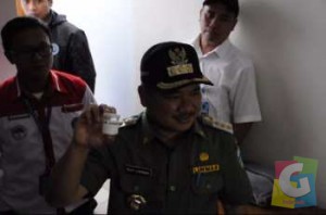 Bupati Garut Rudy Gunawan Menunjukan sample Urine dirinya saat dilakukan tes urine bersama ratusan Pejabat Eselon II dan III.Senin (17/11/2014) foto jmb