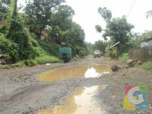 Jalan Butut di Sekitar Desa Leuwibudah Kecamatan Sukaraja Kabupaten Tasikmalaya"belum di perbaikai"(docpri) 